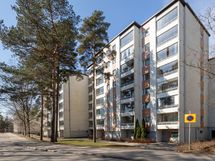 Jykevä yhtiö huippusijainnilla, kuitenkin omassa rauhassaan.
