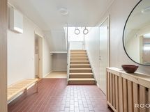 Alakerran sisäänkäynnin aula