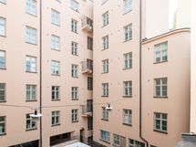 Näkymä ikkunasta. Rauhallinen asunto on sisäpihan puolella.