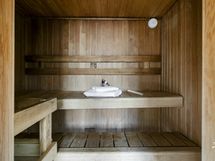 Luotsiolan viihtyisä sauna sisäpihan suojassa. 
