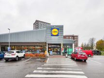 Lidl Niittykumpu palvelee tien toisella puolella.