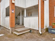 Muutamat portaat noustavana, asunto sijaitsee 1. kerroksessa.