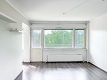 Suuret ikkunat tuovat asuntoon reilusti luonnonvaloa.
