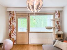 Olohuoneesta pääsy parvekkeelle