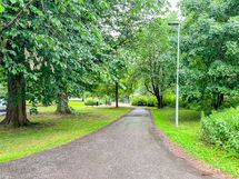 Ryytimaan Korttelipuisto vieressä. Alueella on upeat, laajat ulkoilureitit.