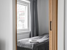 Olohuonetta ja makuuhuonetta erottaa liukuovi.