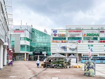 Kauppakeskus Myyrmanni ja juna-asema on n.300m talolta.