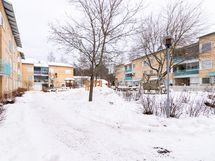 Sisäpihalla on lasten leikkitelineitä.