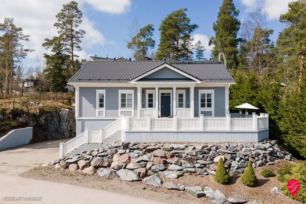 Suojaisa sijainti kallion kupeessa katutason yläpuolella.