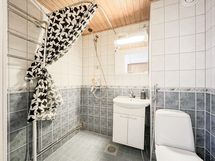 Kylpyhuoneessa liitäntä omalle pyykinpesukoneelle. Yhtiössä on myös pesutupa.