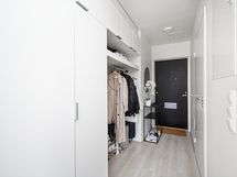 Eteisessä hyvin kaappitilaa.