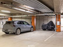 Huoneiston kaupan yhteydessä myydään autohallipaikka, vh. 40.000 e.