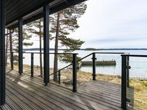 Näkymä saunan terassilta merelle.