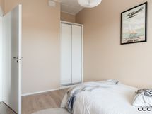 Makuuhuoneessa liukuovikaapisto