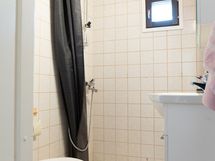 Kylpyhuone kahden alakerran makuuhuoneen jyhteydessä.