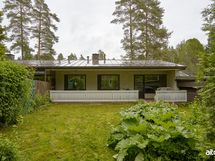 Takapiha on rivitalohuoneiston pihaksi todella tilava.