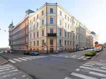 Vasemmalla kuvassa Kirkkokatu ja Pohjoisranta 4