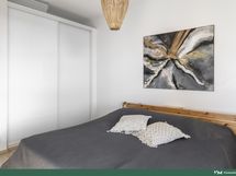 Isommasta makuuhuoneesta löytyy hyvin kaappitilaa