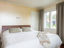 Päämakuuhuone, jossa kaksi vaatehuonetta