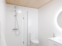 Yläkerran kylpyhuone