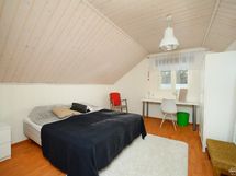 Yläkerran makuuhuone vaatehuoneella