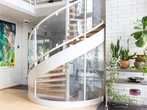 Ihastuttavat kierreportaat kerrosten välillä