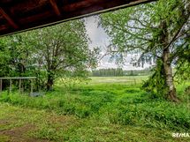 Näkymä hevoskarsinoiden puolen ovista laitumille
