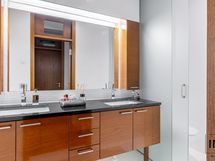 Erillinen wc arkiolohuoneen ja makuuhuoneiden yhteydessä.