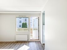 Olohuoneesta kulku omalle pihalle.