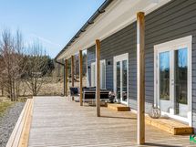 Isolla aurinkoterassilla viihtyy takuulla - På den stora solterrassen trivs man garanterat