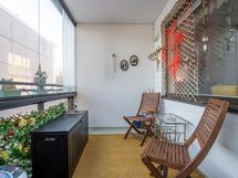 Parvekkeella ovat kesäkukkien lisäksi kasvaneet hyvin myös tomaatit ja kurkut!