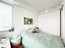 Makuuhuoneessa on kiinteät kaapistot.