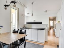 Keittiön saareke antaa kivasti lisää säilytys- ja laskutilaa