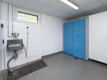 kuivaushuone heti sisäänkäynnin yhteydessä