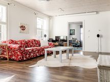 Aulasta käynnit kaikkiin yläkerran 4 makuuhuoneeseen