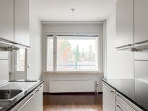 Keittiön edustalle asettuu sopivasti ruokapöytä.