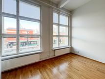 Pohjoiseen suuntaavat kodin ikkunat ovat poikkeuksellisen isot ja tuovat luonnonvaloa huoneistoon.