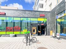Lähikauppa on aivan kulman takana. Eikä esim. Prisma tai kauppakeskus Itiskään ole kovin kaukana.