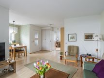 Olohuone / ruokailutila / eteinen