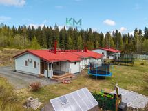 Takapihalla kasvihuone, grilli ja hiekkalaatikko