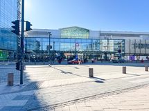 Kauppakeskus Iso Omena on kadun toisella puolella.