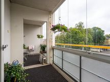 Lasitetulle parvekkeelle kuljetaan olohuoneesta