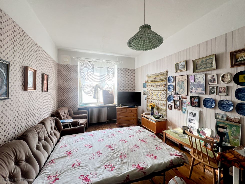 Keskeisellä sijainnilla, yhtiön ylimmästä kerroksesta löytyy remontoijalle yksiö.