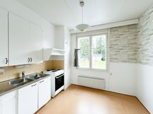 Valoisa läpitalon koti luonnonläheisellä sijainnilla.