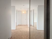 Eteisessä on iso liukuovikaapisto.