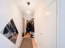 Eteisessä on avonaulakko.