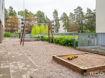 Taloyhtiön piha-alueelta löytyy mukavasti myös aktiviteettejä perheen pienimmille.