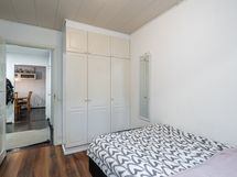 Toisessa makuuhuoneessa on kaapistot