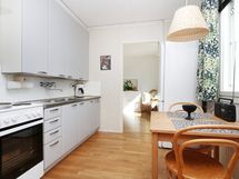 Keittiö sijoittuu molempien huoneiden väliin