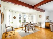 Valoisa ruokailutila